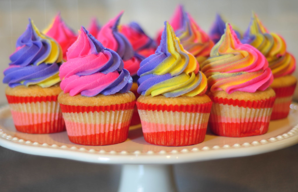 Rainbow swirl cupcake platter